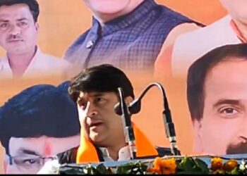 गुना  केंद्रीय मंत्री ज्योतिरादित्य सिंधिया ने मंच से लगाई जिले के कलेक्टर और एसपी की क्लास, कहा मंच पर खड़े रहो दोनों देखिए VIDEO