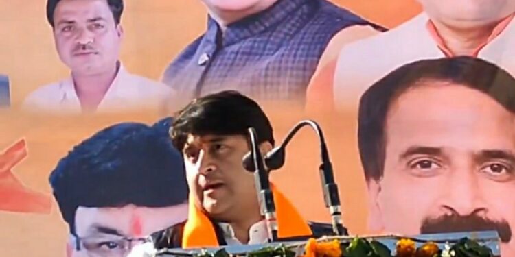 गुना  केंद्रीय मंत्री ज्योतिरादित्य सिंधिया ने मंच से लगाई जिले के कलेक्टर और एसपी की क्लास, कहा मंच पर खड़े रहो दोनों देखिए VIDEO