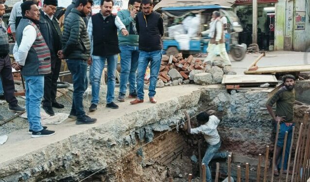 यातायात हो रहा प्रभावित,15-20 दिनों से चल रहा निमार्ण,शीघ्र पूर्ण करें कार्य- निगमाध्यक्ष मनीष पाठक गुणवत्ता में न बरती जाए लापरवाही,शहर के नागरिकों को आवागमन में न हो असुविधा