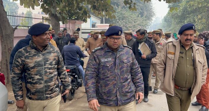 गणतंत्र दिवस के दृष्टिगत आज दिनाँक 25/01/2024 को पुलिस अधीक्षक कन्नौज, अमित कुमार आनंद द्वारा जिला एवं सत्र न्यायालय परिसर व हवालात की सुरक्षा व्यवस्था का किया गया औचक निरीक्षण-*