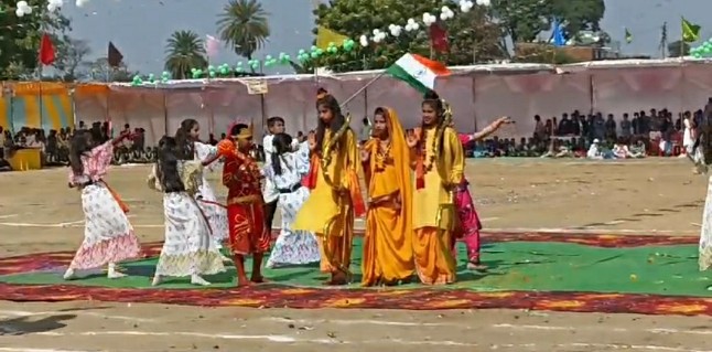 धूमधाम से मनाया गया गणतंत्र दिवस बच्चो ने निकाली प्रभात फेरी,,,