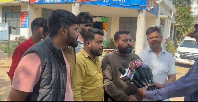 चौरई थाना क्षेत्र के हसनपुर क्षेत्र में लवानगोड़ी ग्राम में एक गोकशी का मामला सामने आया है । हिंदू संगठनो के कार्यकर्ताओं द्वारा एक समुदाय विशेष के व्यक्ति के घर पर छापा मार कर गाय को काटे जाते हुए पकड़ कर पुलिस को सूचना दी जिस पर पुलिस ने कार्यवाही करते हुए आरोपी को गिरफ्तार करके जेल भेज दिया है तथा उसे स्थल पर जेसीबी से घर को ध्वस्त करने की कार्रवाई आरंभ कर दी है ।