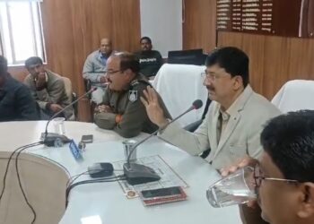 कलेक्टर किशोर कुमार कन्याल ने ड्राइवर से कहा औकात क्या है तुम्हारी ? ड्राइवर का हाजिर जवाब यही तो लड़ाई है कि हमारी कोई औकात नहीं सुनिऐ VIDEO