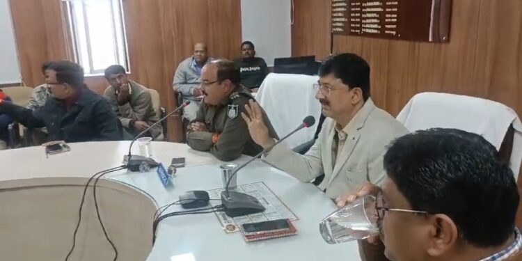 कलेक्टर किशोर कुमार कन्याल ने ड्राइवर से कहा औकात क्या है तुम्हारी ? ड्राइवर का हाजिर जवाब यही तो लड़ाई है कि हमारी कोई औकात नहीं सुनिऐ VIDEO