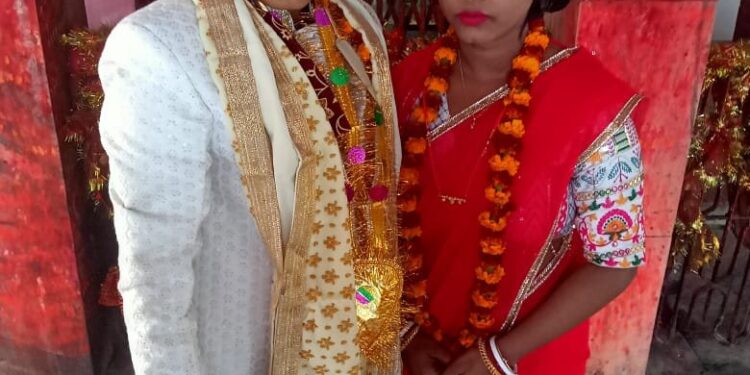 दो युवतियों ने रचाई समलैंगिक शादी  आर्केस्ट्रा में दोनों युवतियां करती हैं काम