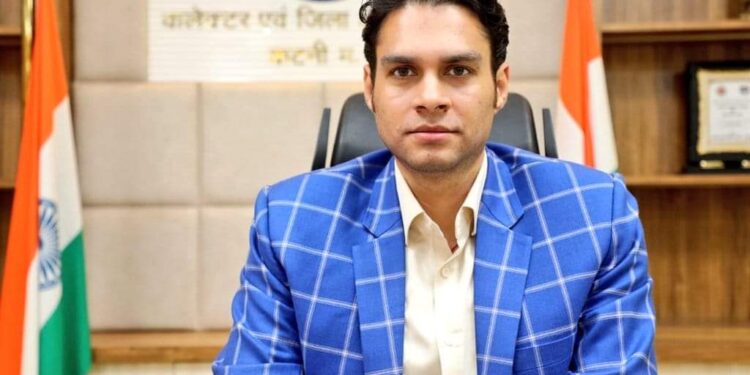 कलेक्टर श्री प्रसाद ने आदतन अपराधी योगेश दीक्षित के विरूद्ध की जिला बदर की कार्यवाही  7 माह की अवधि के लिए जिले की राजस्व सीमाओं से किया निष्काशित