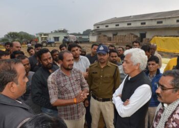 मेरा नम्‍बर लिखो कोई भी समस्‍या आये तुरंत फोन करना कलेक्टर