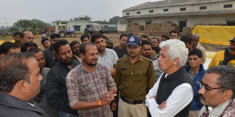 मेरा नम्बर लिखो कोई भी समस्या आये तुरंत फोन करना कलेक्टर