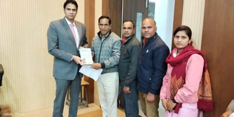 नैगवां स्कूल के शिक्षकों ने कुपोषण मुक्त कटनी बनाने कलेक्टर को दी 11 हजार रूपये की सहयोग निधि
