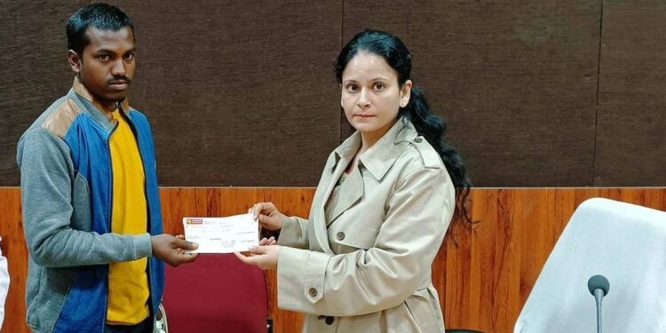 आशीष को मिली आर्थिक सहायता