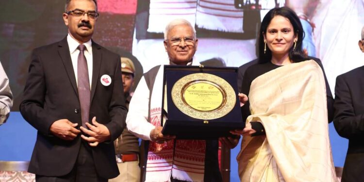 राज्यपाल ने कलेक्टर डॉ. सलोनी सिडाना को किया सम्मानित