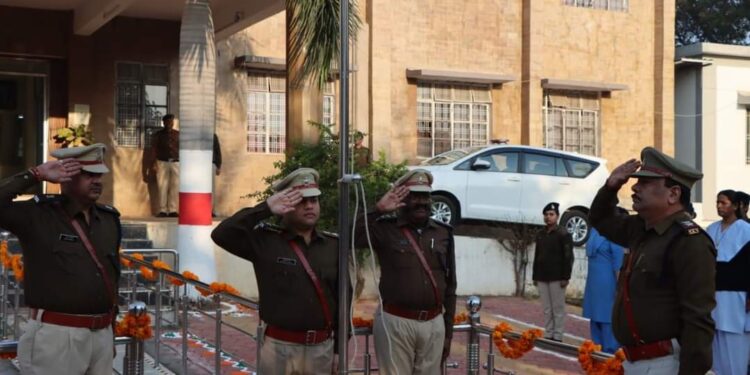 पुलिस अधीक्षक कार्यालय कटनी में  गणतंत्र दिवस पर एसपी अभिजीत रंजन ने राष्ट्र ध्वज फहराया