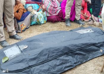 पेड़ से लटकता मिला युवक का शब , परिजनों ने हत्या की जताई आशंका