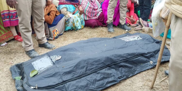 पेड़ से लटकता मिला युवक का शब , परिजनों ने हत्या की जताई आशंका