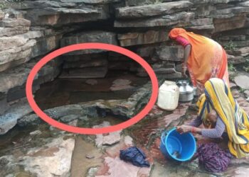 शिवजी की जलधारा के कुंड का, पानी पी रहा गांव