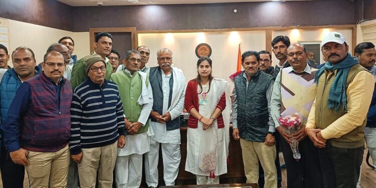 नवागत कलेक्टर से मीना समाज ने मुलाकात कर मछलियों के अवैध शिकार पर रोक लगाने का किया आग्रह,मीना समाज ने कलेक्टर से नर्मदा संरक्षण सहित 101 महाशीर मछली को भेंट कर दी शुभकामनाएं…