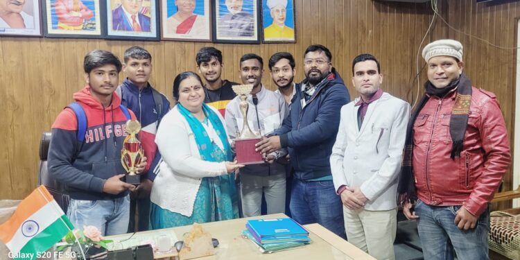 जिला स्तरीय लेदर बॉल क्रिकेट प्रतियोगिता में शासकीय महात्मा गांधी स्मृति स्नातकोत्तर महाविद्यालय इटारसी उपविजेता बना,पांच क्रिकेट खिलाड़ी का चयन संभाग स्तरीय प्रतियोगिता में हुआ,प्राचार्य डा.मेहता ने बधाई दी।