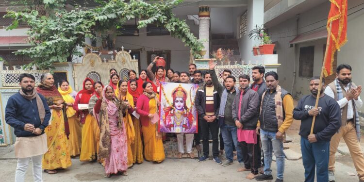 *पहले मगंल कलश शोभायात्रा अब घर घर गाजे बाजे के साथ निमंत्रण देने पहुंच रहे श्री राम मन्दिर प्राण प्रतिष्ठा समिति के सदस्य*