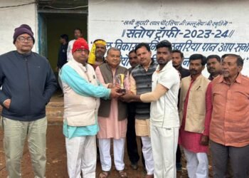 विंध्य को हराकर फाइनल में पहुँची जबलपुर  नागौद और नागपुर के बीच आज खेला जाएगा दूसरा सेमीफाइनल मैच,उमरियापान के अँधेलीबाग खेल मैदान में चल रही लैदर बॉल क्रिकेट प्रतियोगिता