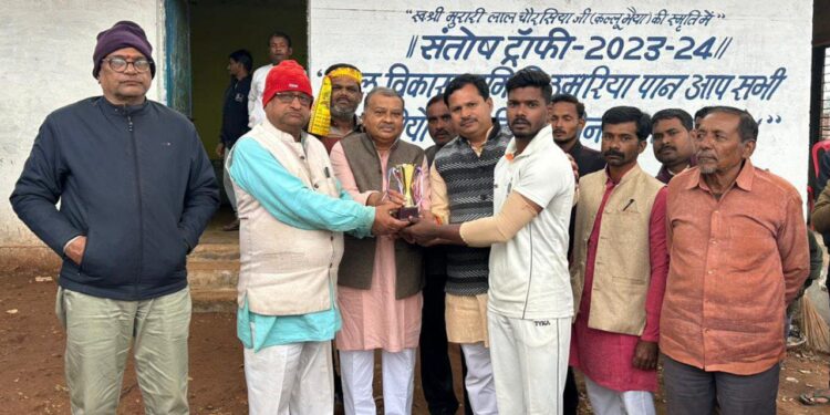 विंध्य को हराकर फाइनल में पहुँची जबलपुर नागौद और नागपुर के बीच आज खेला जाएगा दूसरा सेमीफाइनल मैच,उमरियापान के अँधेलीबाग खेल मैदान में चल रही लैदर बॉल क्रिकेट प्रतियोगिता