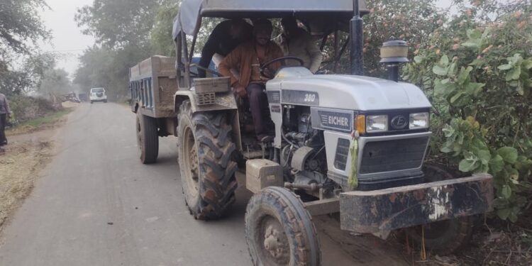 अवैध रेत परिवहन के विरुद्ध कार्रवाई,दो ट्रैक्टर ट्राली जप्त।