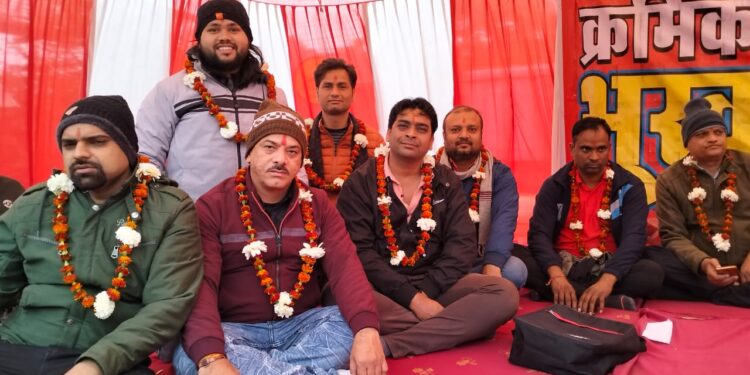 भूख हड़ताल पर बैठे रेल कर्मी पुरानी पेंशन बहाली के लिए
