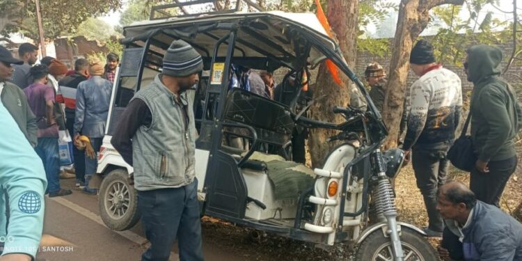 ई-रिक्शा पेड़ से टकराया, दो महिला एक बच्चे सहित ई रिक्शा चालक घायल,