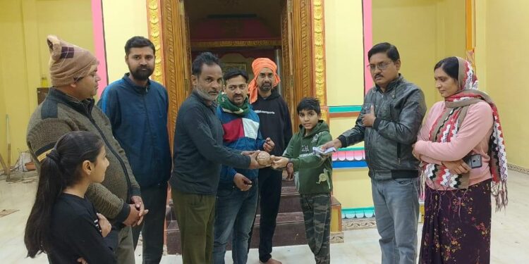 राम दरबार प्राण प्रतिष्ठा हेतु छोटे बच्चे ने अपनी गुल्लक की राशि मंदिर समिति को दान में दी।