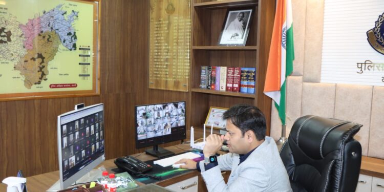पुलिस अधीक्षक  अभिजीत रंजन द्वारा आज दिनांक 10.01.24 को पुलिस कार्यालय से समस्त राजपत्रित पुलिस अधिकारियों एवं थाना एवं चौकी प्रभारियों की वर्चुअल मीटिंग ली।