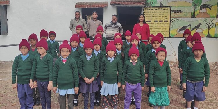 भारी ठंड में सरकारी स्कूल की प्रिंसिपल और शिक्षक ने प्रस्तुत किया अनुकरणीय उदाहरण,सरकारी स्कूल के छोटे-छोटे बच्चों को ऊनी कपड़े स्वेटर,टोपा,मौजा,जूता किया भेंट…. VIDEO