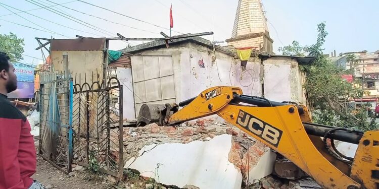 जिला मुख्यालय के लिए मीनाक्षी चौराहा का चौड़ीकरण कार्य के लिए प्रशासन की चुनौतीपूर्ण कवायद जारी,वैध गुमटियों को व्यवस्थित करने के लिए जल संसाधन विभाग की जमीन पर लगे वर्षों पुराने पेड़ों की कटाई उपरांत निकाली गई जमीन पर होगी गुमटी व्यवस्थित..वीडियो