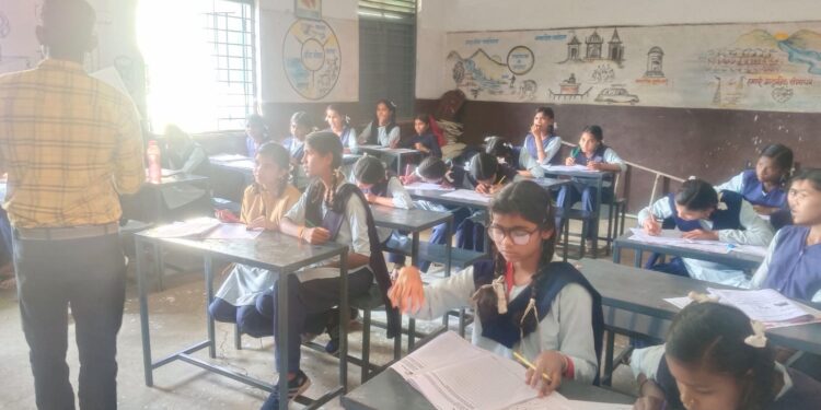 *एकीकृत शासकीय कन्या माध्यमिक शाला खमरा में सक्षम कार्यक्रम के अंतर्गत जीवन कौशल प्रशिक्षण*