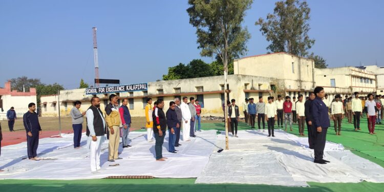राष्ट्रीय युवा दिवस:कालापीपल के उत्कृष्ट विद्यालय में सामूहिक सूर्य नमस्कार…स्वामी विवेकानंद और CM के संदेश..!