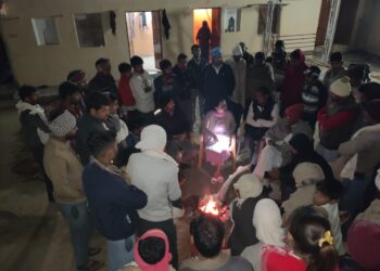 टीकमगढ़ जिले ग्राम दादपुरा गांव पहुंची तहसीलदार :- भीषण ठंड में अलाव का सहारा लेकर लगाया जनता दरबार  तहसीलदार डॉक्टर अवंतिका तिवारी ने कर्मचारियों को दिए निर्देश