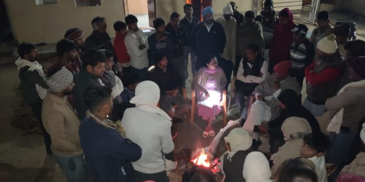 टीकमगढ़ जिले ग्राम दादपुरा गांव पहुंची तहसीलदार :- भीषण ठंड में अलाव का सहारा लेकर लगाया जनता दरबार तहसीलदार डॉक्टर अवंतिका तिवारी ने कर्मचारियों को दिए निर्देश