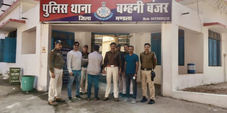 *कम कीमत में लोहा एवं सिमेंट के नाम पर पैसे की धोखाधड़ी कर फरार आरोपी को बम्हनी पुलिस ने किया गिरफ्तार*