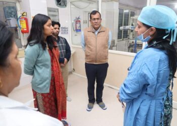 कलेक्‍टर ने किया जिला चिकित्‍सालय का औचक निरीक्षण