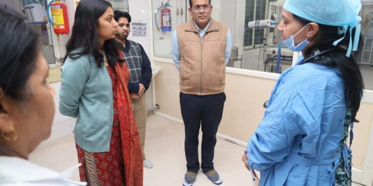 कलेक्टर ने किया जिला चिकित्सालय का औचक निरीक्षण