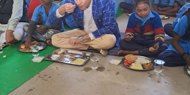 कलेक्टर के साथ स्वादिष्ट भोजन खाकर बच्चो के चेहरे खिल उठे
