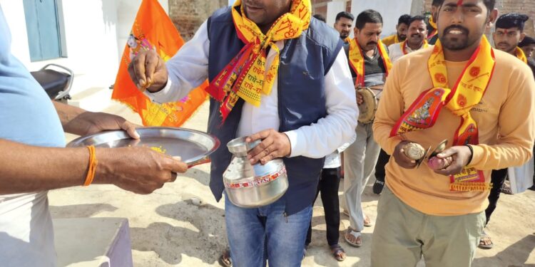 घर घर जाकर पीले चावल देकर श्री राम मंदिर प्राण प्रतिष्ठा का आमंत्रण दे रहे है राम भक्त
