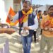 घर घर जाकर पीले चावल देकर श्री राम मंदिर प्राण प्रतिष्ठा का आमंत्रण दे रहे है राम भक्त
