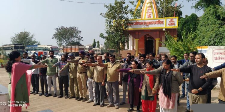 आरटीओ निशा चौहान के नेतृत्व में वाहन चालकों को दिलाई गई नियमपूर्वक वाहन संचालन की शपथ।