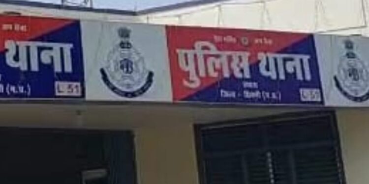 डकैती की योजना बनाते 5 आरोपीयों को हथियार सहित पुलिस ने पकड़ा सिवनी इन दिनों सिवनी पुलिस अधीक्षक व्दारा अवैध कारोबार व माफियाओं आपराधिक तत्वों के विरूद्ध कार्यवाही हेतु आदेशित किया गया है। जिसके बाद