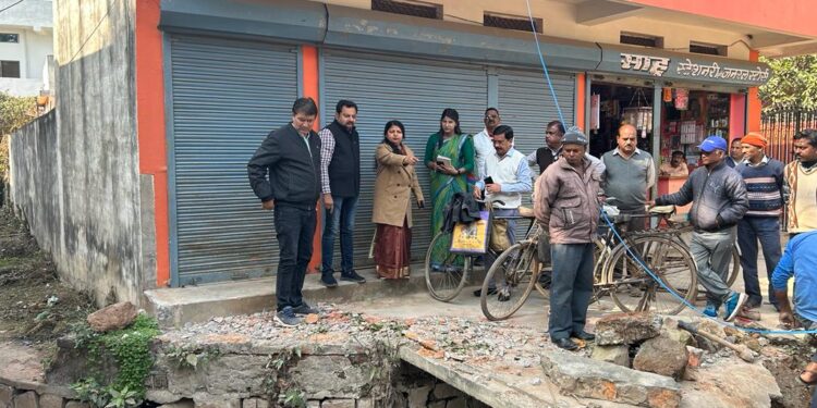 *महापौर प्रीति संजीव सूरी निगमाध्यक्ष मनीष पाठक ने सीएलपी वार्ड में सडक निर्माण का किया औचक निरीक्षण*  *निगम अध्यक्ष मनीष पाठक के वार्ड में एक करोड से अधिक की लागत से सडक चौडीकरण सीसी रोड का निर्माणका किया औचक निरीक्षण *