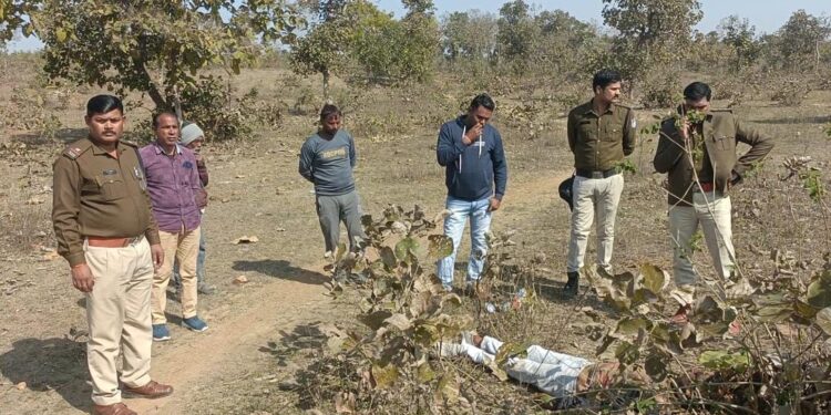 *बंजारी-खजुरा मार्ग पर जंगल में मिली युवक की लाश, हत्या की जताई जा रही आशंका* *विजयराघवगढ़ थाना क्षेत्र में घटना से सनसनी, पुलिस कर रही मामले की तहकीकात*