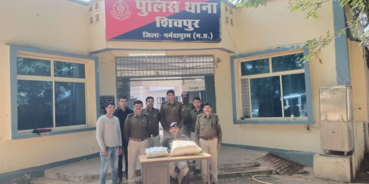 शिवपुर पुलिस ने मोटरसाइकिल से हो रही गांजा तस्करी का मामला पकड़ा।