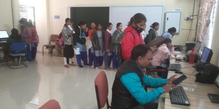 शासकीय गृह विज्ञान कन्या महाविद्यालय में निशुल्क ड्राइविंग लाइसेंस कैंप लगाया गया,230 छात्राओं के बनाए गए निशुल्क ड्राइविंग लर्निंग लाइसेंस।