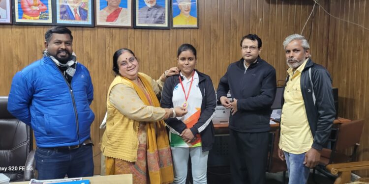 एमजीएम कॉलेज इटारसी की छात्रा ने मिनी गोल्ड डबल इवेंट राज्यस्तरीय प्रतियोगिता में गोल्ड मेडल जीतकर किया गौरांवित।