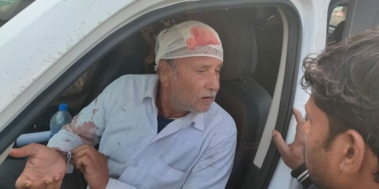 एसडीएम के माता पिता पर पूर्व सरपंच उनके साथियो ने किया हमला