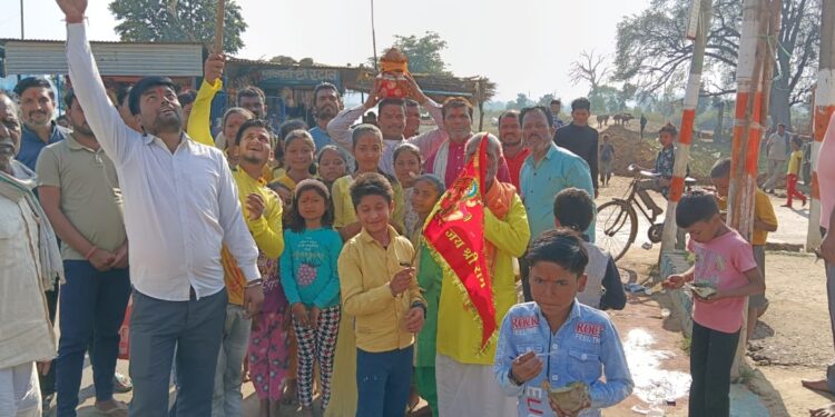 रामभक्तों ने निकाली अक्षत कलश शोभायात्रा,घर घर पहुँचकर दिया आमंत्रण